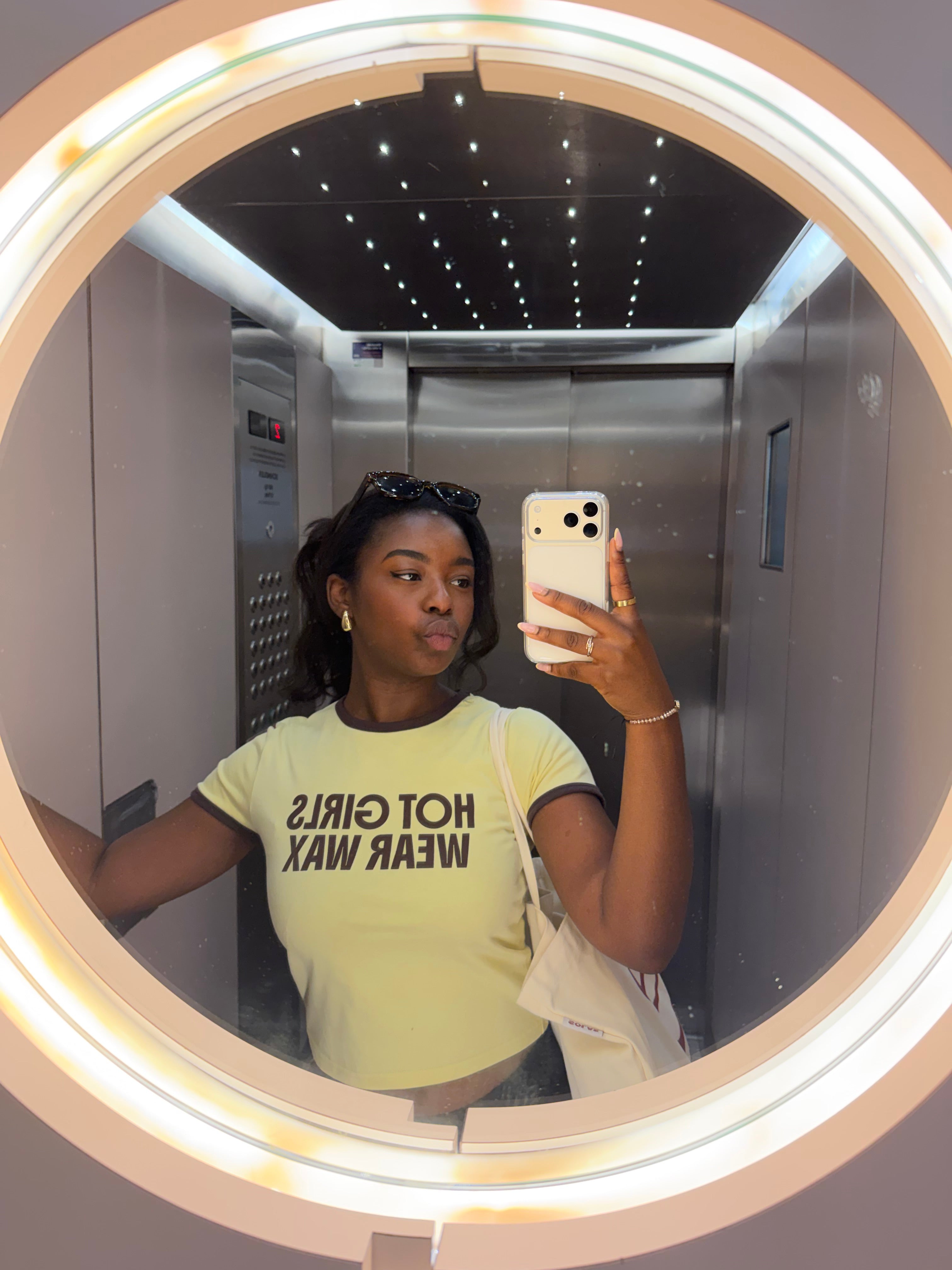 T-shirt ringer jaune beurre aux bords marron Hot Girls Wear Wax photo miroir